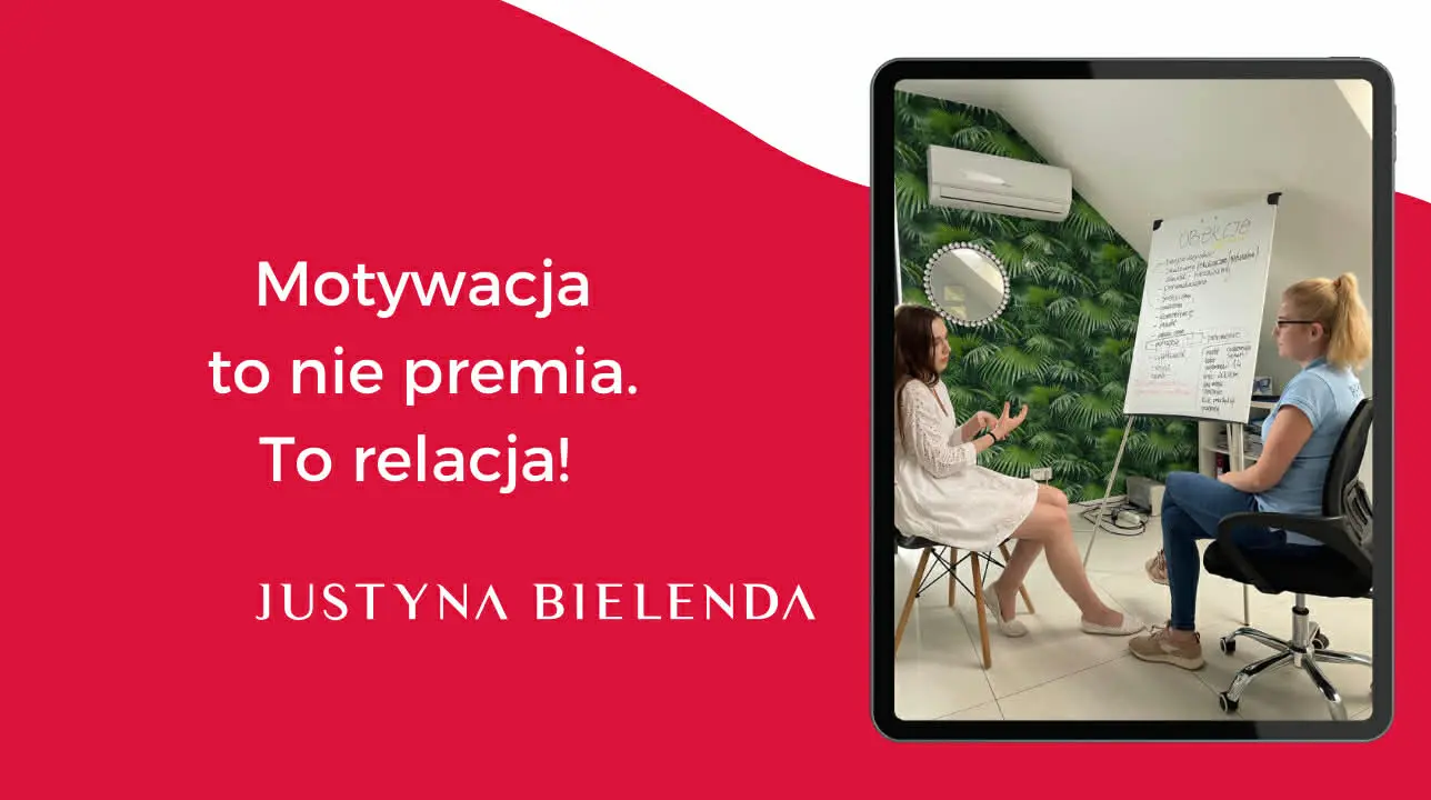 2 kobiety siedzą naprzeciwko siebie i rozmawiają, w tle widac flipchart, obok napis: Motywacja to nie premia. To relacja!