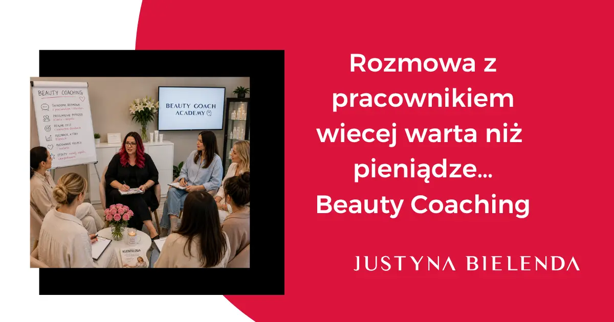 Relacja, która zarabia Dlaczego coaching to przyszłość branży beauty. Justyna Bielenda prowadzi szkolenie z Beauty Coachingu dla grupy kobiet. Po lewej stronie flipchart z wypisanymi punktami: świadoma rozmowa, zrozumienie potrzeb, realne cele, feedback, budowanie relacji. Na ekranie w tle logo Beauty Coach Academy.