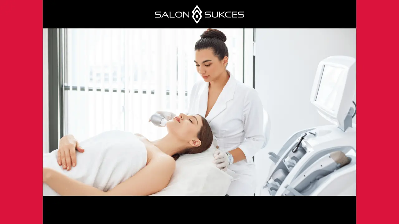 Kosmetyczka wykonuje zabieg na twarz klientki przy użyciu nowoczesnego urządzenia zabiegowego. Gabinet utrzymany w sterylnej, białej kolorystyce. Logo Salon Sukcesu.