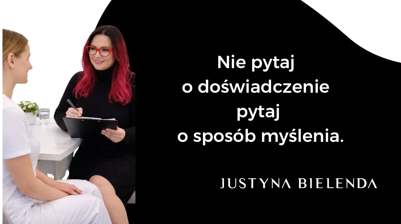 Justyna Bielenda przeprowadza konsultacje z kosmetologiem obok napis: Nie pytaj o doświadczenie, pytaj o sposób myślenia.