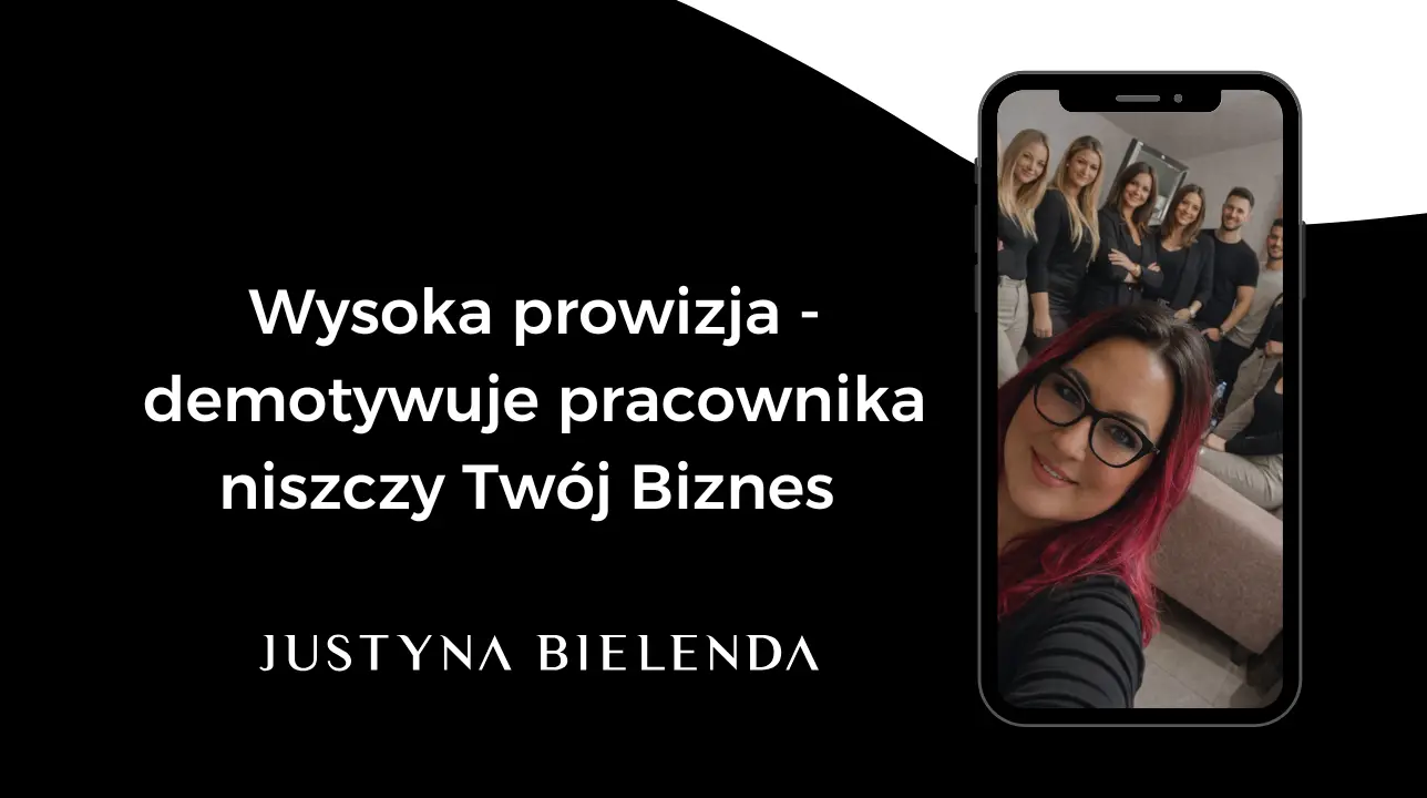 Justyna Bielenda z zespołem robią selfie, obok napis Wysoka prowizja demotywuje pracownika i niszczy Twój biznes