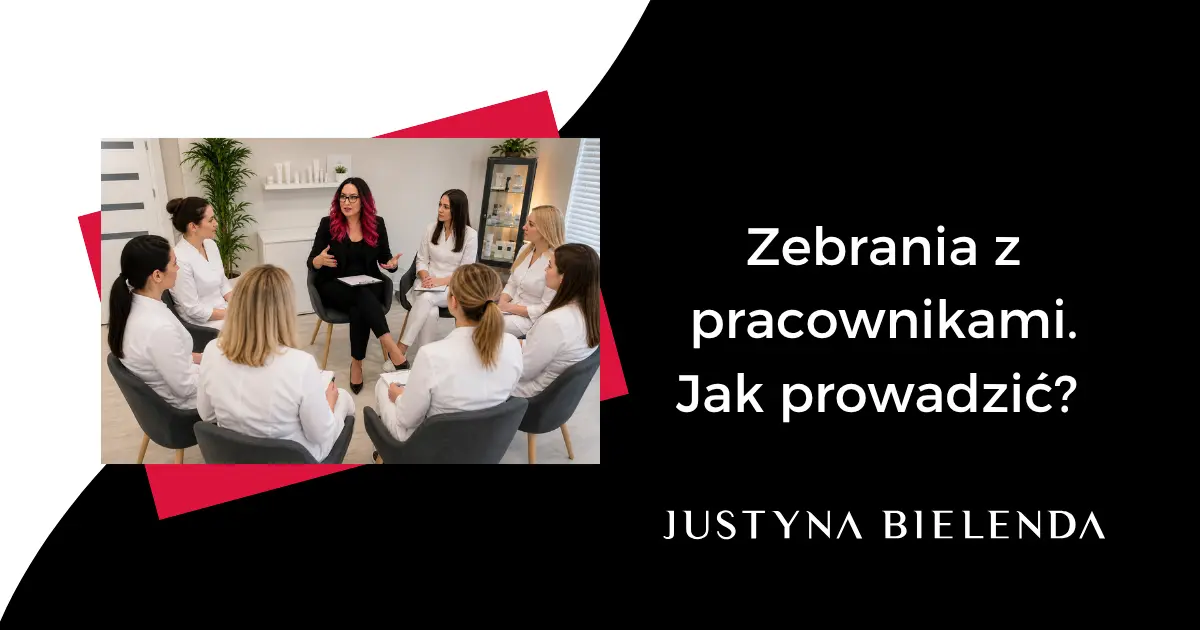Efektywne zebranie w 30 minut Moja sprawdzona struktura spotkań. Grupa kobiet w białych fartuchach kosmetycznych siedzi w kręgu podczas zebrania. W centrum Justyna Bielenda w czarnym stroju, gestykulująca i tłumacząca zagadnienia zespołowi. Profesjonalne wnętrze salonu beauty.